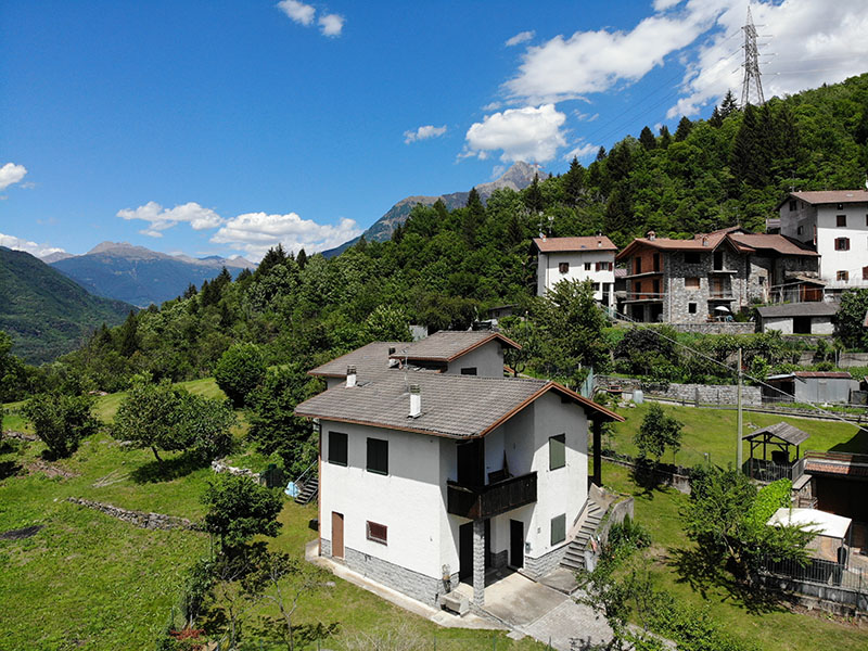 Alta ValleCamonica quota 800 metri villa indipendente con giardino