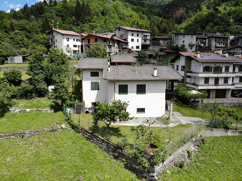 Alta ValleCamonica quota 800 metri villa indipendente con giardino
